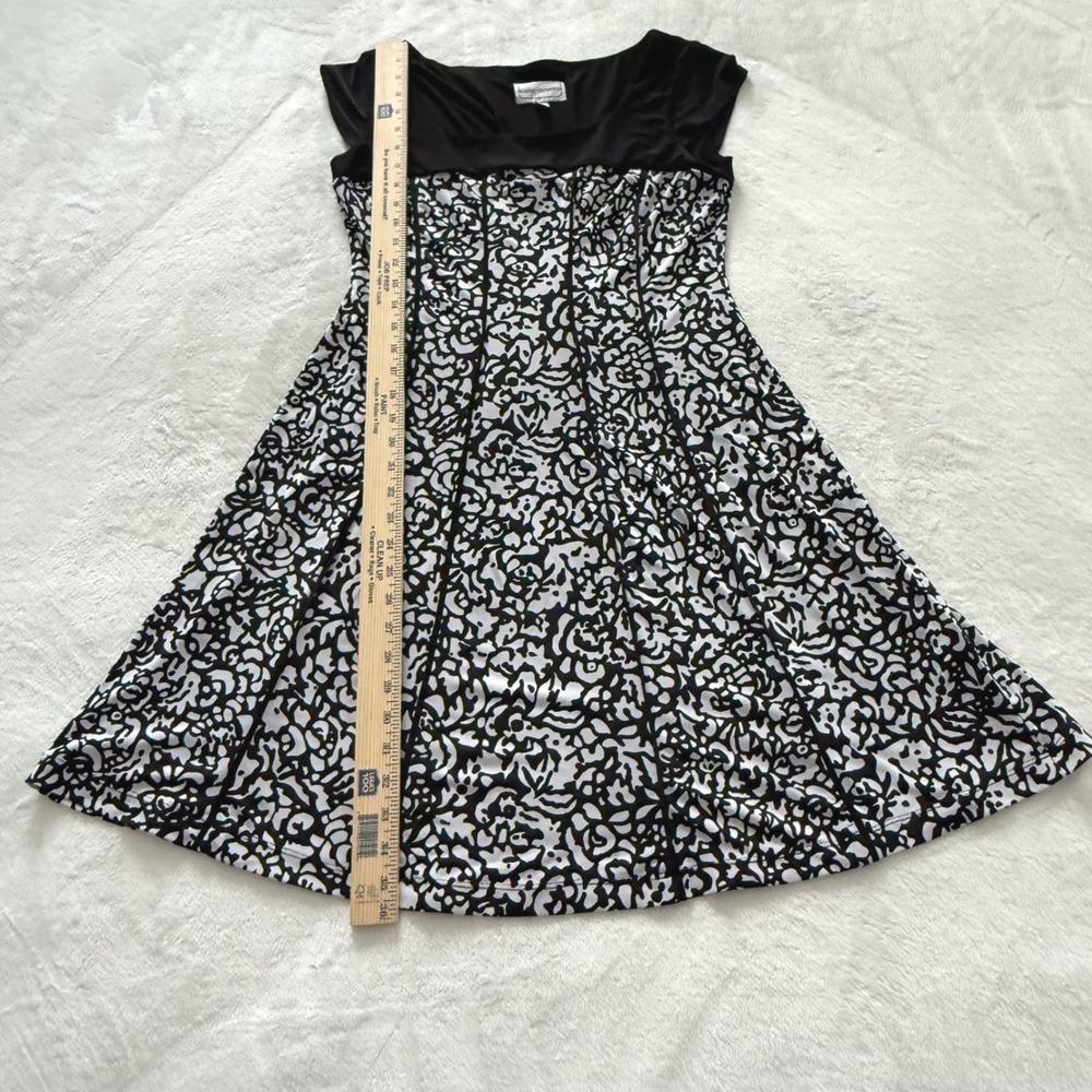 Karin Stevens Fit & Flare Dress Womens 10 Black White Floral Scroll Excellent - Picture 4 of 9